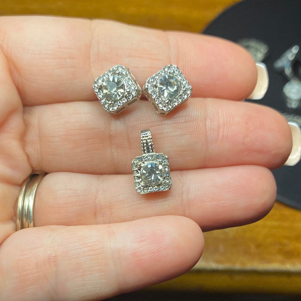 Elegant Silver Stud Earrings and Pendant Set New